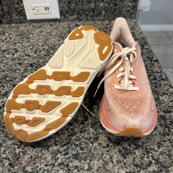 Hoka Clifton 9. Size 8. - Picture 3 of 3